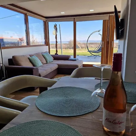 Villa Luxury Reed House Balatonudvari