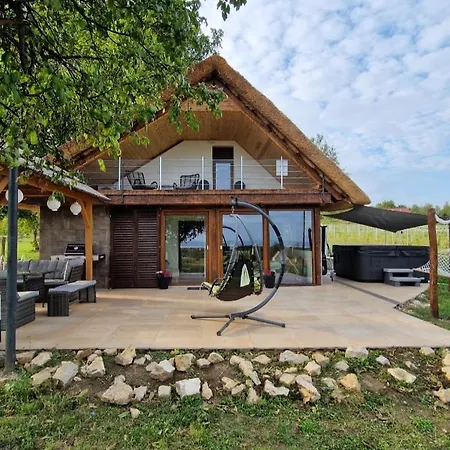 Luxury Reed House * Balatonudvari
